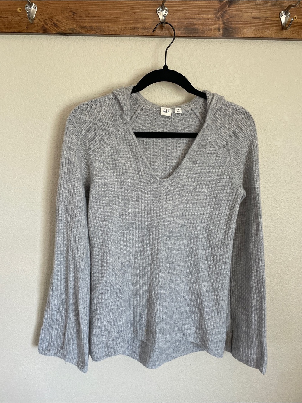 GAP Merino Wool Blend Gray Ribbed Knit Bell Sleeve V-Neck Hoodie Sweater XS